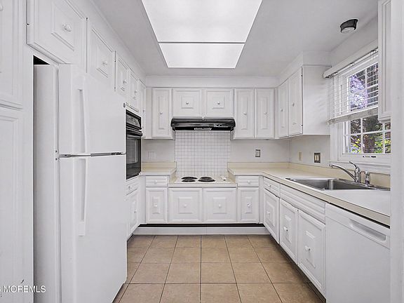 5th image of 47 Concord Lane #C