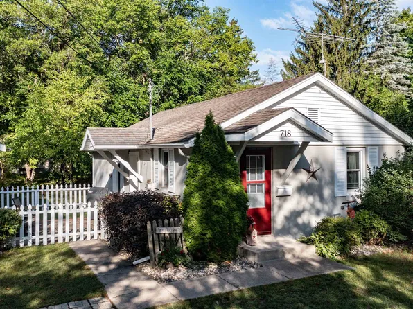 718 9th St, Waupaca, WI 54981