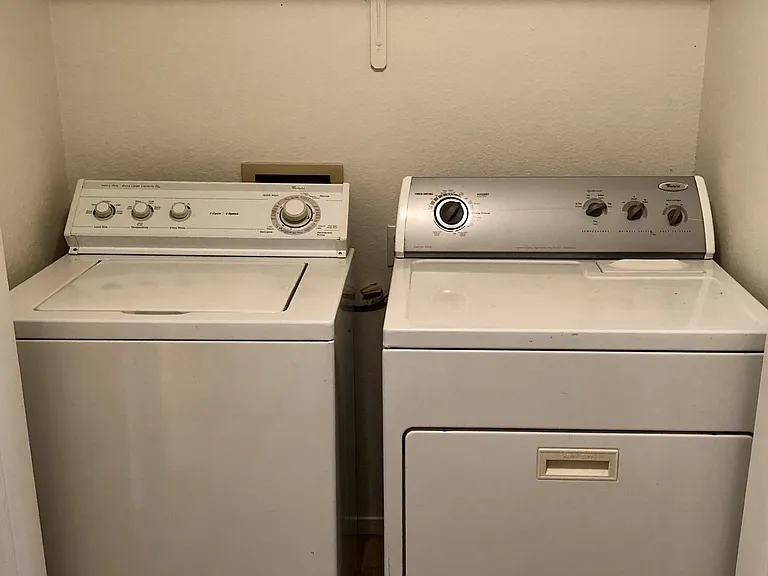 Washer/Dryer included