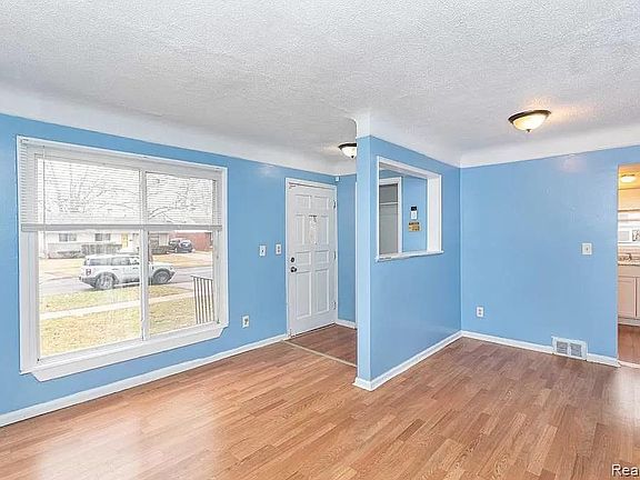 2nd image of 28598 Rosewood Dr