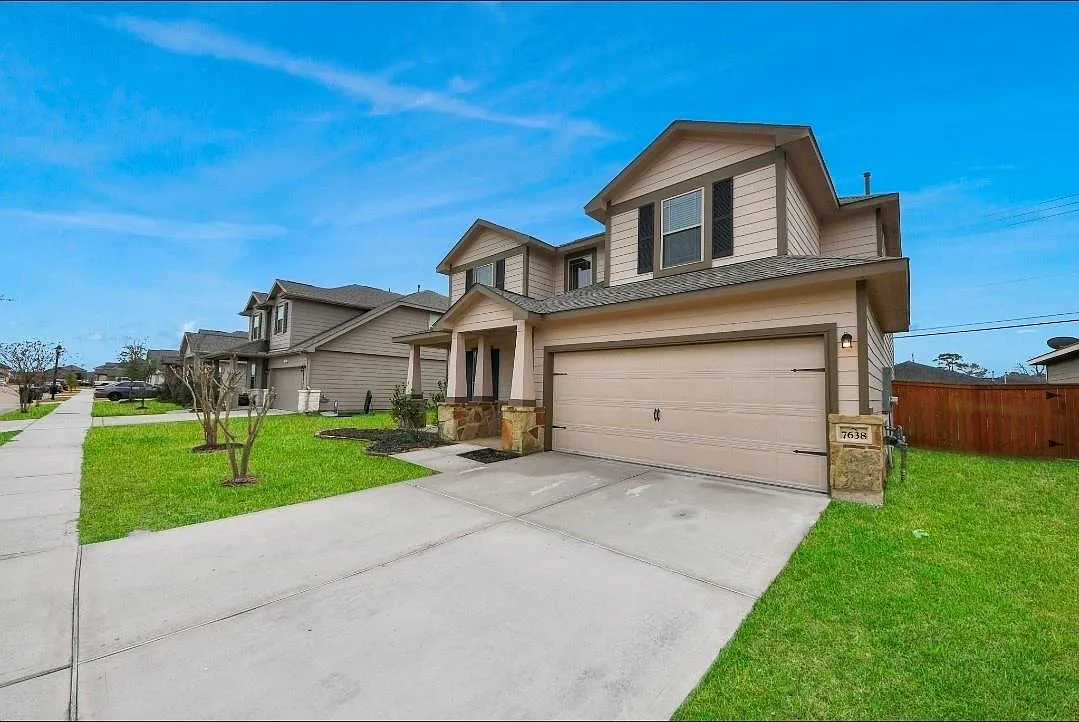 4 bed, 3.0 bath, 2031 sqft, $2,400 — Photo 3