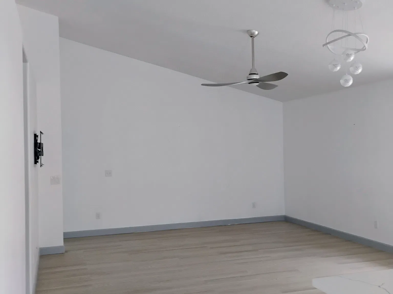 3 bed, 1375 sqft, $2,600 — Photo 2