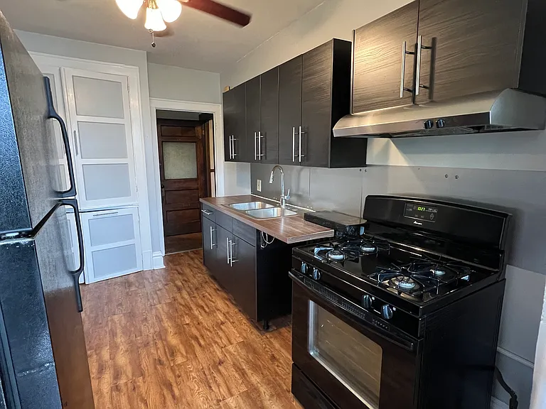 2702 Center St #3 — Photo 1