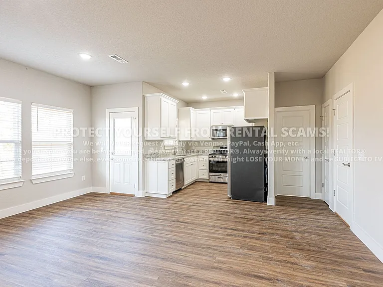 3102 SW Garrison Ln — Photo 3