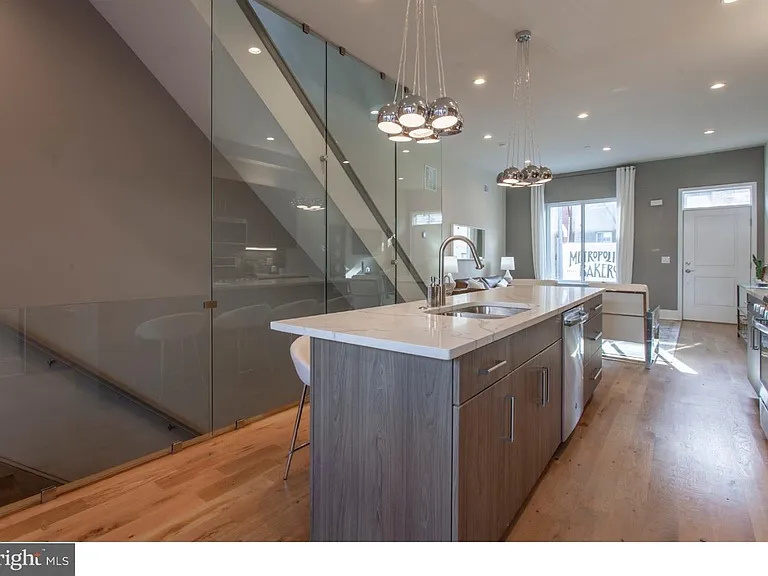 1026 Hyde St — Photo 4