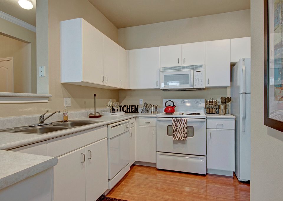 Stoneleigh Kitchen with Appliances