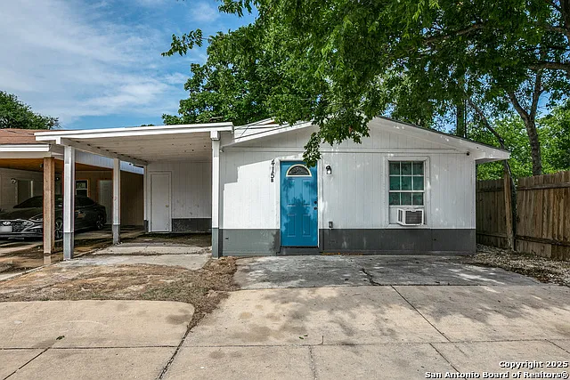415 Elmwood Dr #B — Photo 1