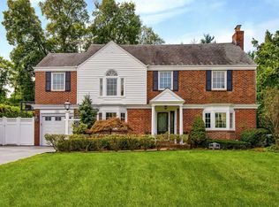 102 Castle Ridge Rd, Manhasset, NY 11030