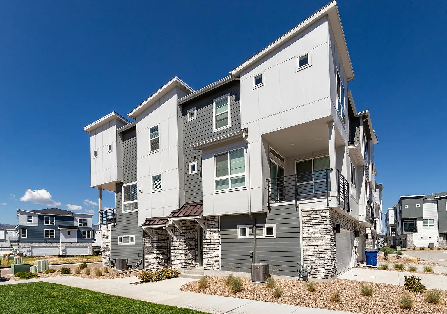 Lovely 2 bedroom, 2.5 bath townhome!! — Photo 2