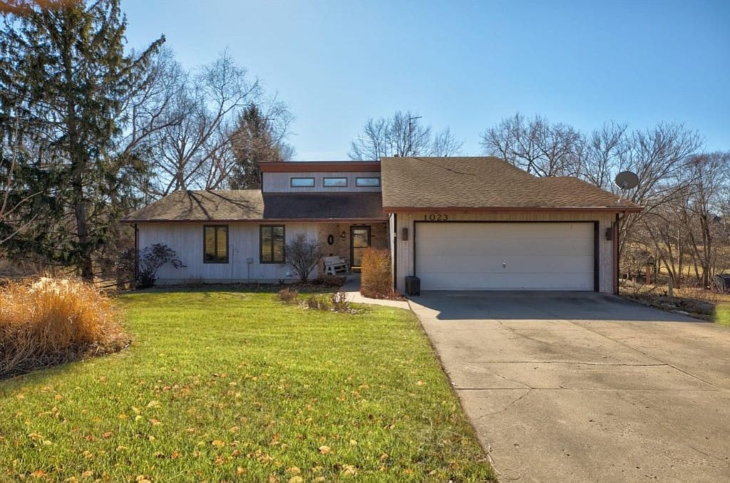 1023 Park Ln, Pella, IA 50219 Zillow