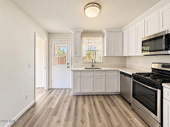 3rd image of 1012 E PORTLAND Street