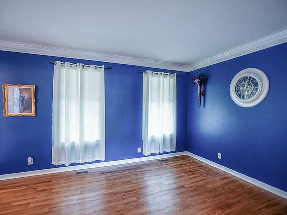 4th image of 10123 Hyde Park