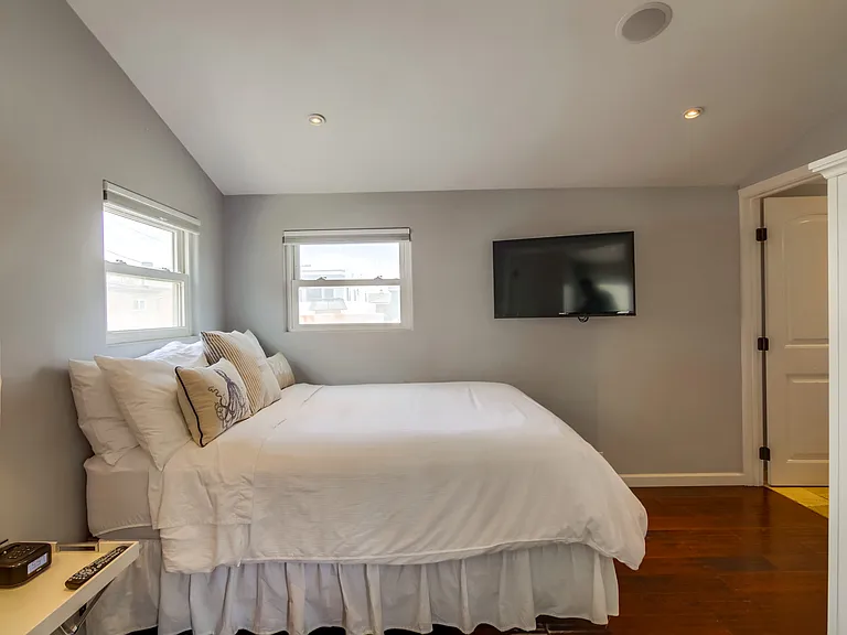 2715 Strandway — Photo 9