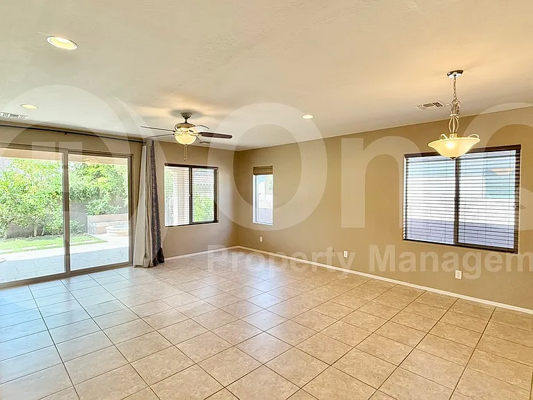 4425 E Saint John Rd — Photo 4