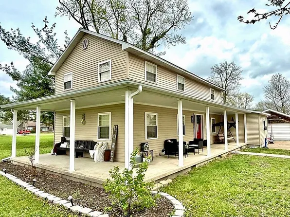 212 Oak St, Flora, IL 62839