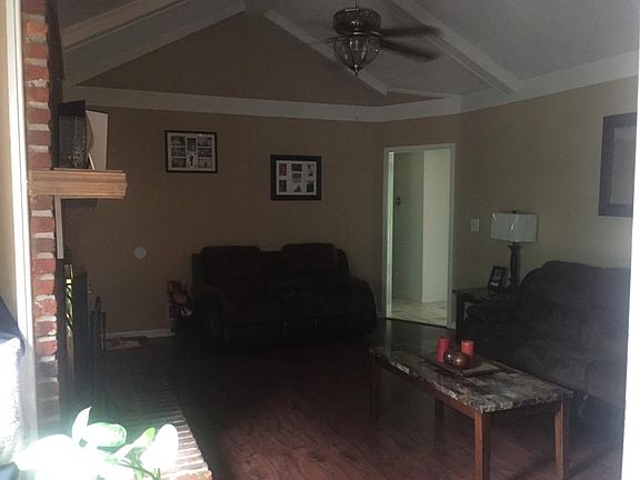 Family room w fireplace