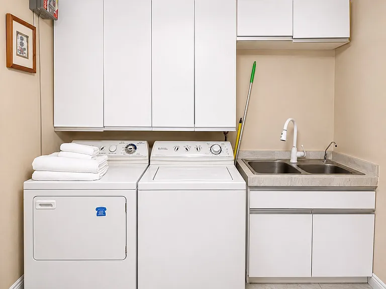 Laundry sink detail