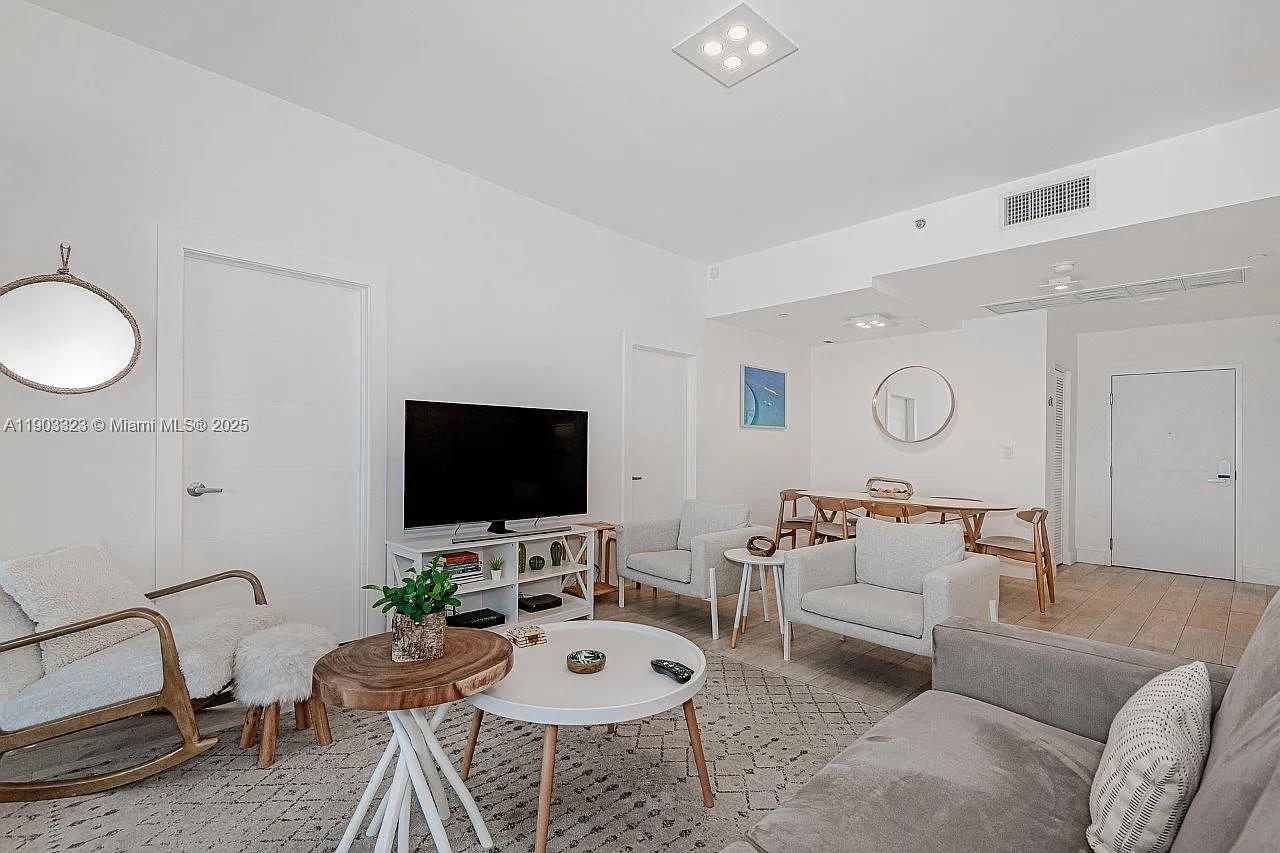 Roney Palace Condo — Photo 4