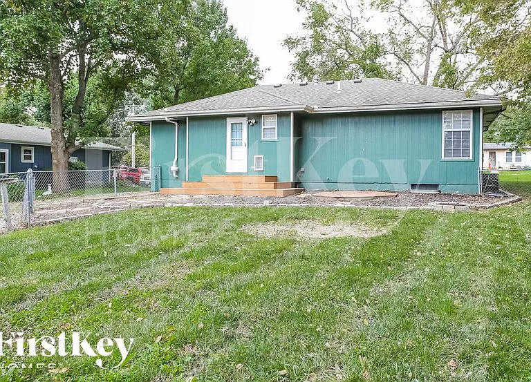 308 Oak St W — Photo 18
