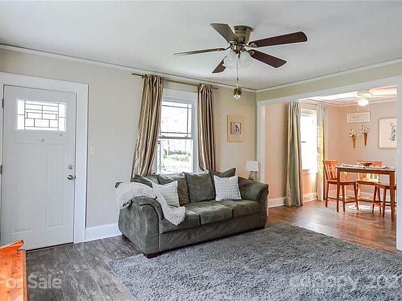 4th image of 223 E Parkwood Cir