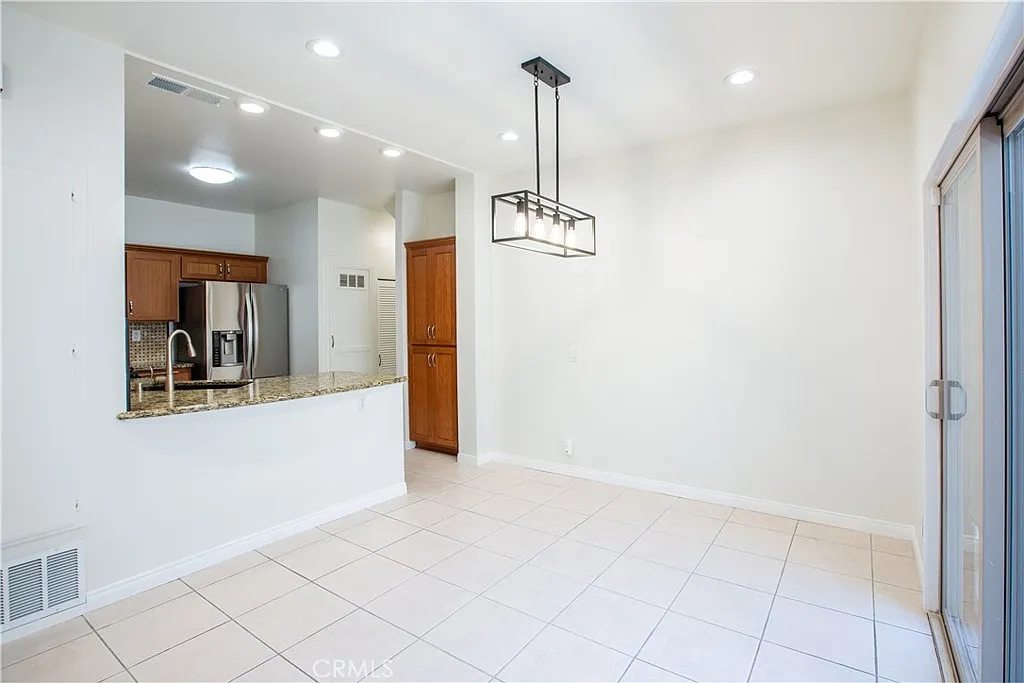 2 bed, 1172 sqft, $3,950 — Photo 3