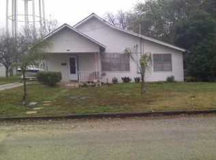 204 N Mesquite Ave, Luling, TX 78648