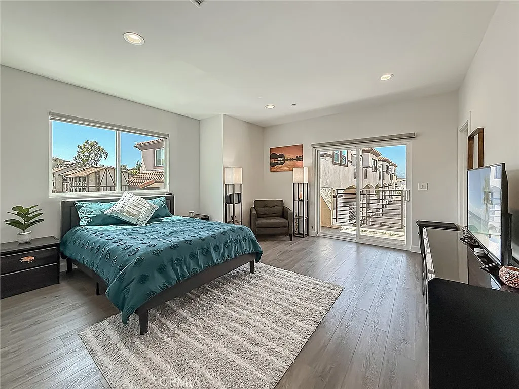 3 bed, 3.5 bath, 2171 sqft, $4,800 — Photo 3