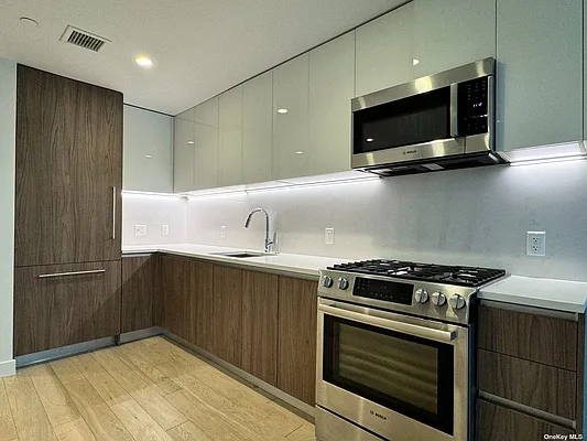 Sold by Chase Global Realty Corp | media 7