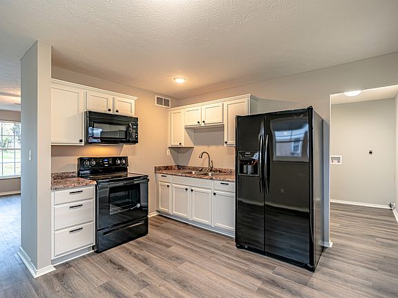 5th image of 702 Village Ln