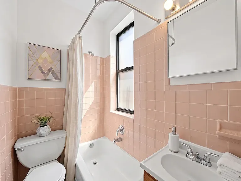 815 Gravesend Neck Rd #3P — Photo 1
