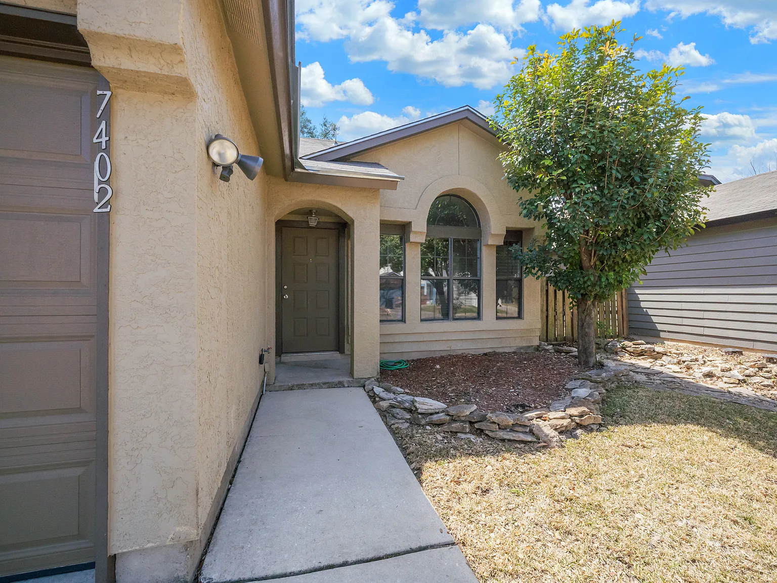 Charming 3-Bed Home with Fenced Yard, Garage, and Modern Comforts in San Antonio — Photo 3