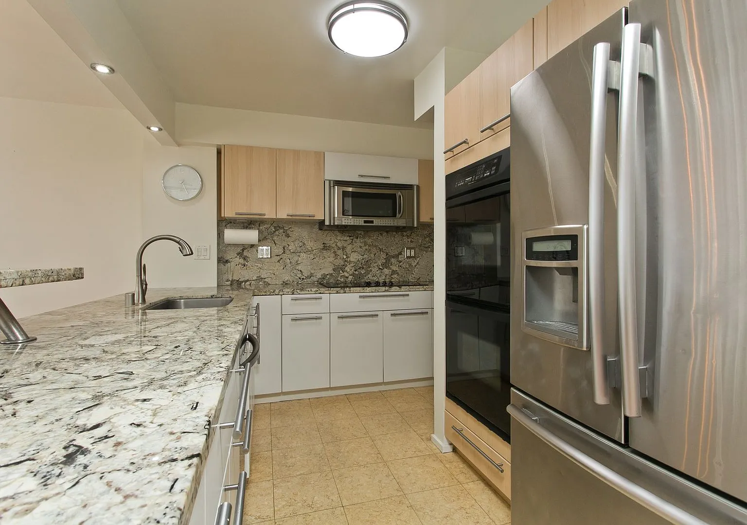 Available NOW ! 2/2/2 in town! Beautiful and spacious — Photo 3