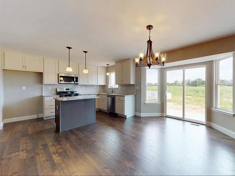 1047 Timber Bluff Dr — Photo 4