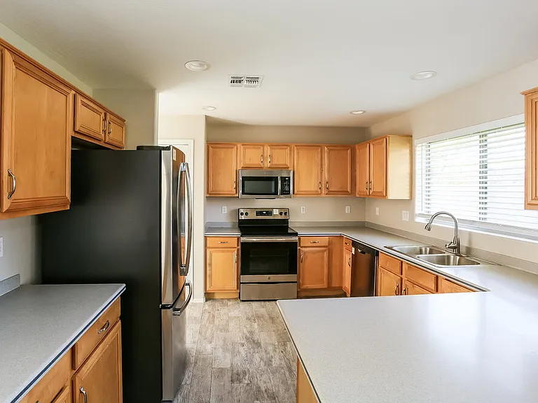 5182 W Vista Ave — Photo 6