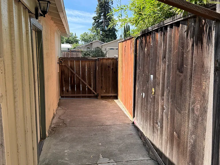 10670 Minette Dr — Photo 2