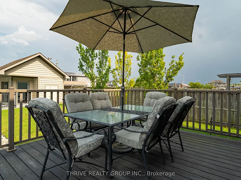 12 Ashwood Cres — Photo 41