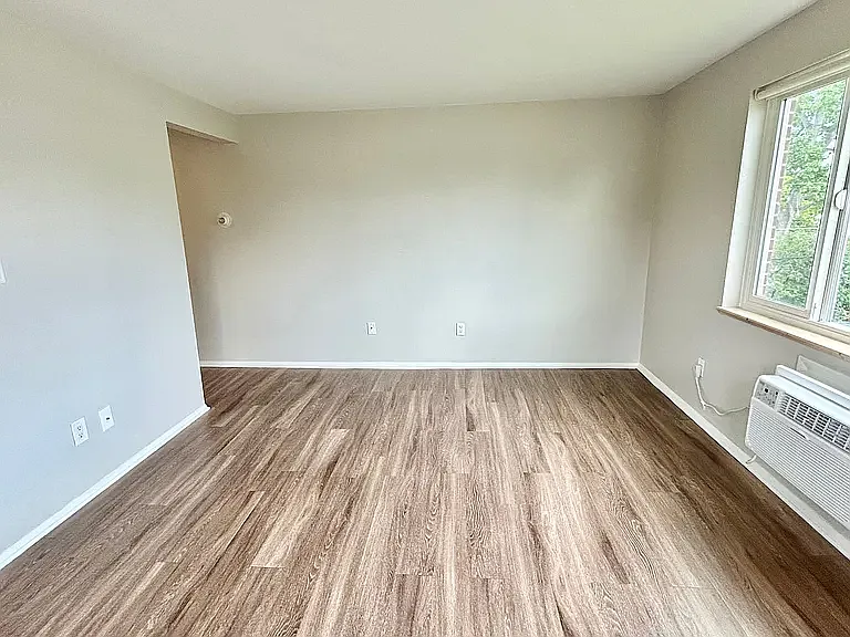 Sunset Park Apartments — Photo 4