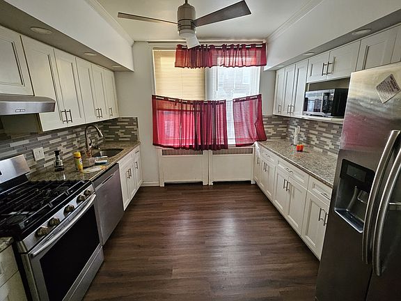 3rd image of 3426 Oakmont St