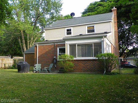 3rd image of 2323 Estelle Dr SE