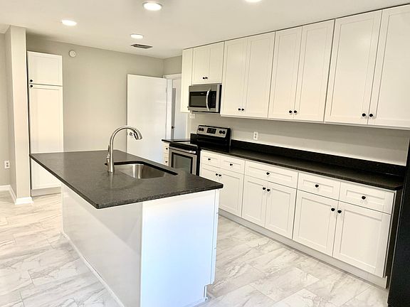 Breakfast Bar, Pantry, Honed Granite.