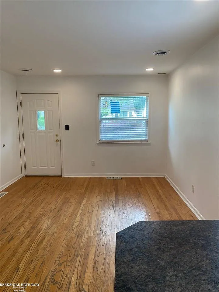 2 bed, 1.0 bath, 896 sqft, $1,500 — Photo 4