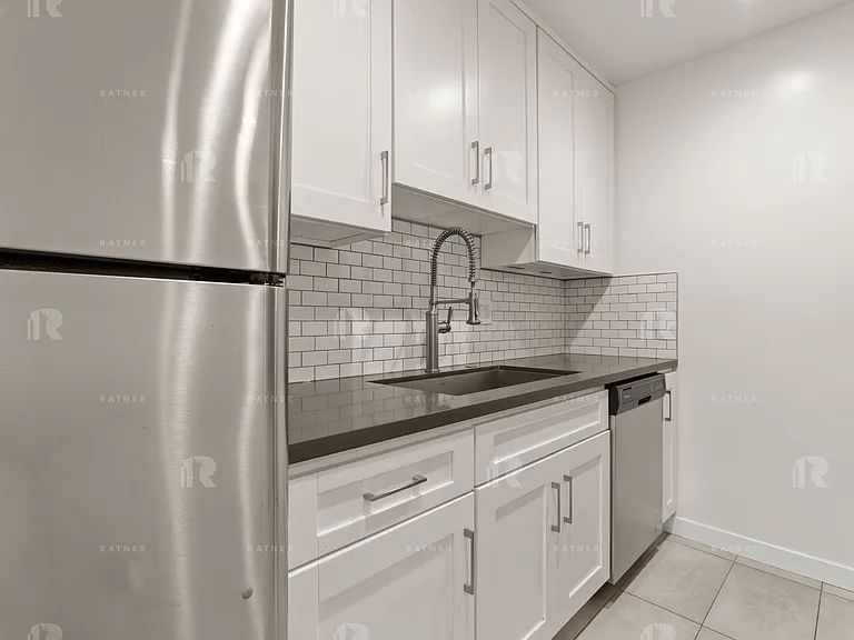 (AR/GA/YO:B) 7259 Willoughby Avenue — Photo 6