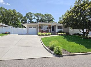 58 Seminole St, Selden, NY 11784