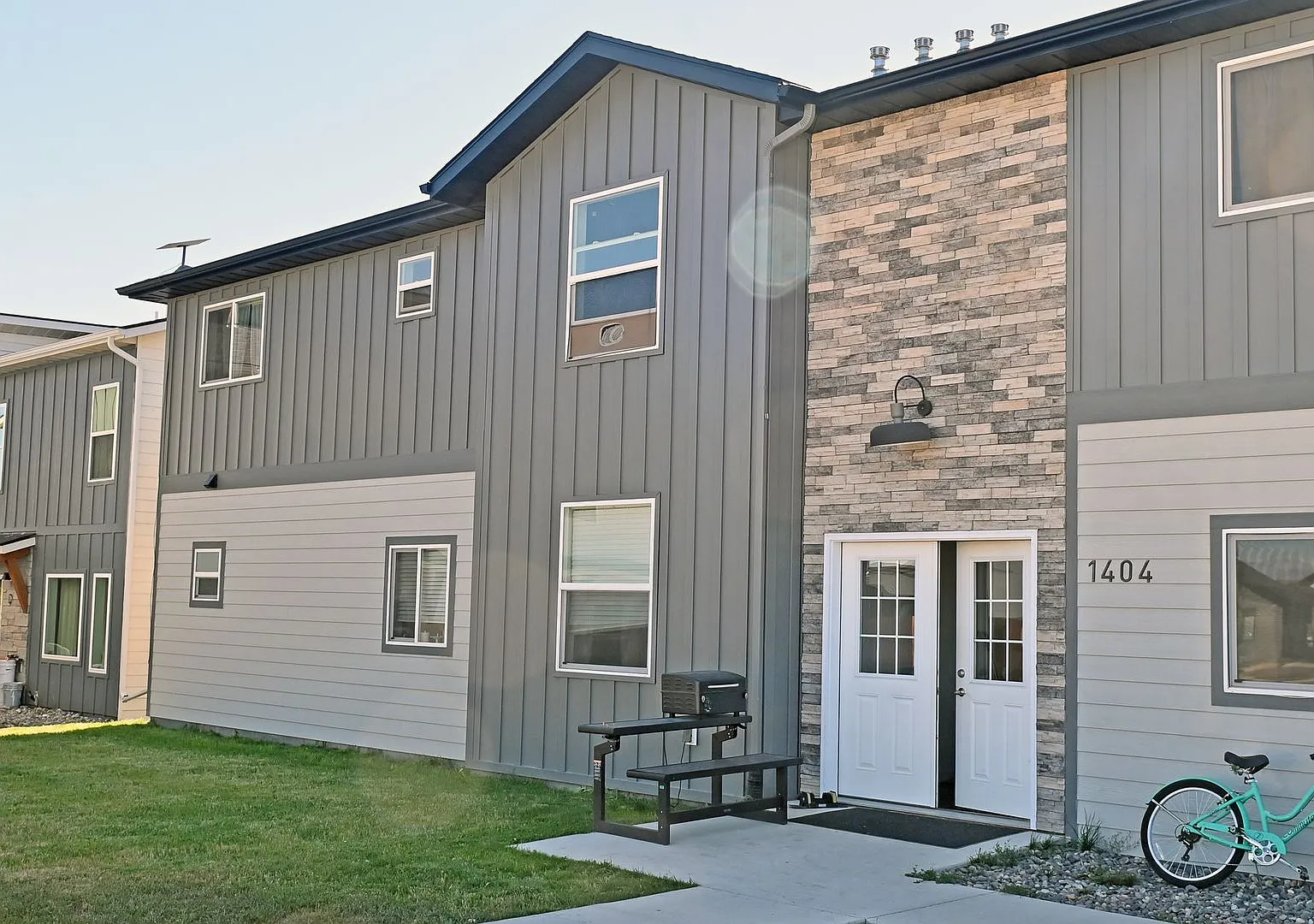 1404 Windsor Dr — Photo 2