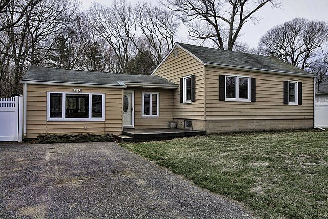 1st image of 204 Holly Ln