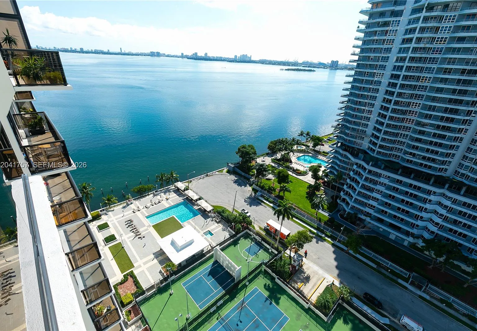 Charter Club Condo — Photo 1