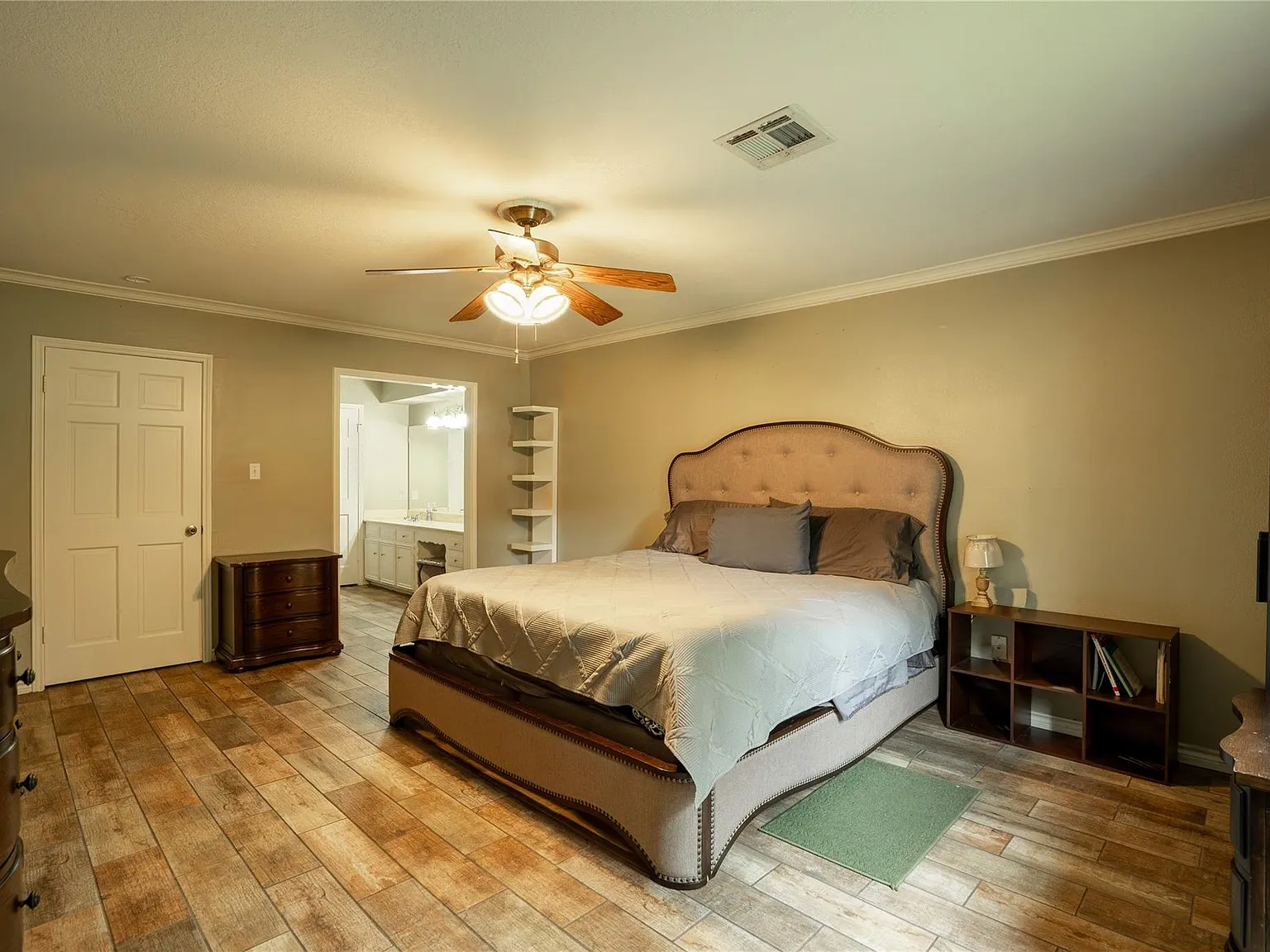 4 bed, 2.5 bath, 2728 sqft, $2,850 — Photo 4