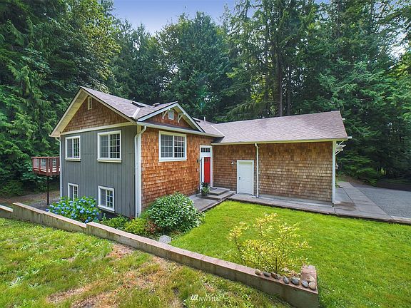 Landscaped, low maintenace yard