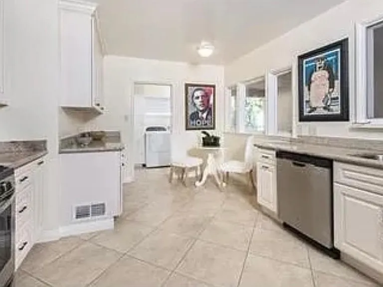 1423 Roscomare Rd — Photo 9
