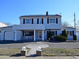 61 Shelter Ln, Levittown, NY 11756